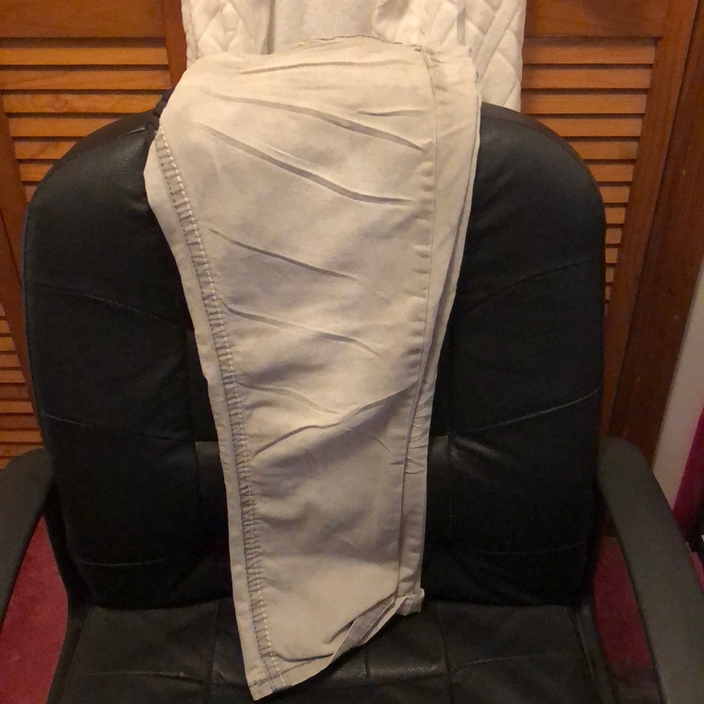Grey Capris Lei